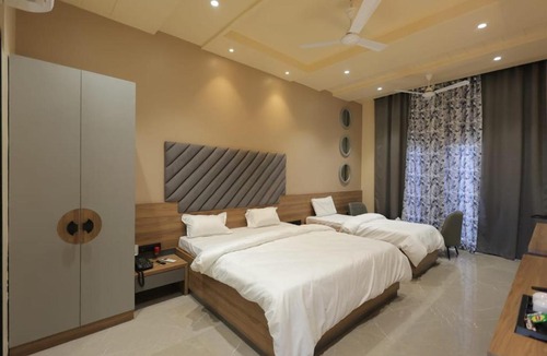 Bharatpur Hotel | Hotel Black Harbour - A Unit of Om Shanti Inn