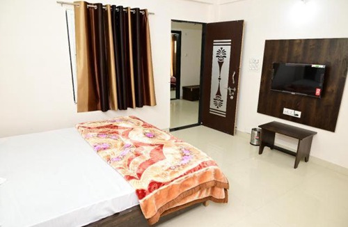 Nathdwara Hotel | Hotel Chandram 966o9o1oo6 400mtr from shreenathji temple By SK