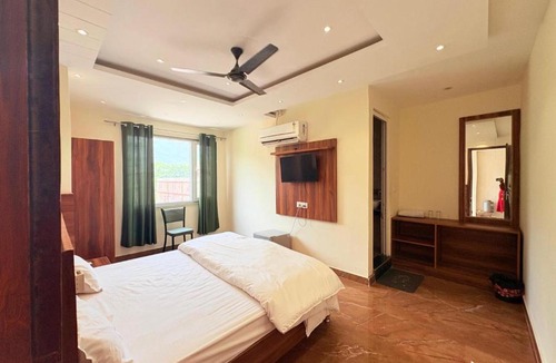 Rishikesh House | Hotel Hitam Rishikesh 2Min Walk to Parmarth Niketan Aashram ,Vanprastha Aashram