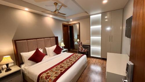 Anand Vihar Hotel | Hotel IP Royal By Qotel - A Luxury Hotel Near Yamuna Sports Complex