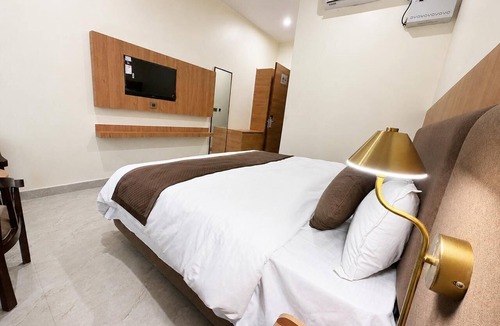 Barsana Hotel | Hotel Kanta Kuteer Barsana