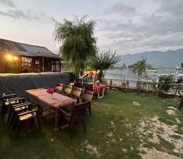 Dal Lake Hotel | Hotel Lake Side