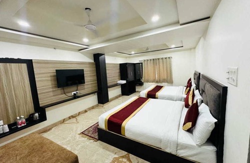 Varanasi Hotel | Hotel M K Grand