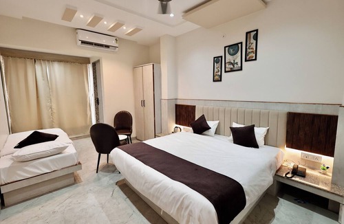 Sanwer Hotel | Hotel Maniratna Premium