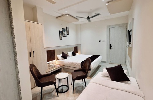 Sanwer Hotel | Hotel Maniratna Premium