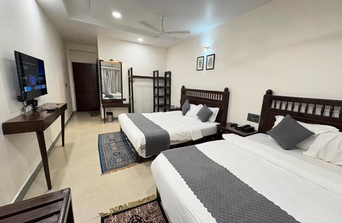 Pachmarhi Hotel | Hotel Misty Meadows by Vanyum