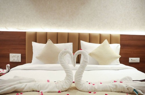 Vrindavan Hotel | Hotel Radha Krishnam