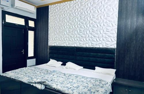 Mathura House | Hotel Radha Madhavam