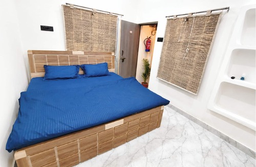 Mahmoorganj Hotel | Hotel Rainbow Comfort Stay