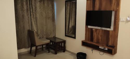 Jogeshwari West House | Hotel RS Court