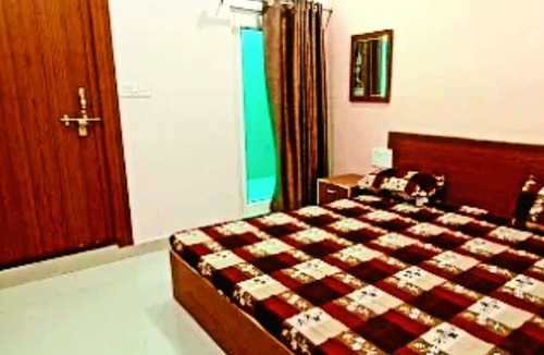 Vrindavan Hotel | Hotel Saraswati Atithi Bhawan Vrindavan