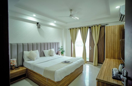 Sector 40 Hotel | Hotel Trisha