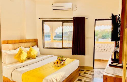 Lake Swaroop Sagar Hotel | Hotel Vallabhgarh at Pichola Lake Nathi Ghat Brahmpole Udaipur