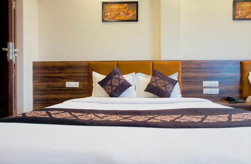 Udaipur City Centre Hotel | HOTEL VRINDA 966O9O1OO6 Old city Just 750mtr from City palace By SK