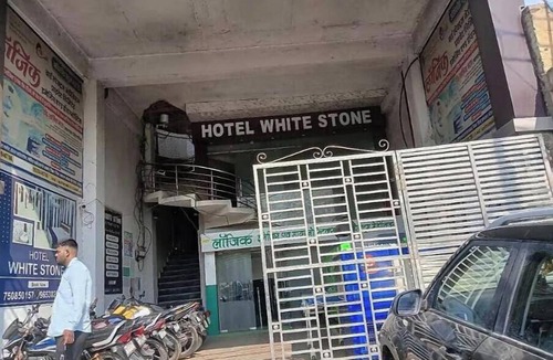 Gonda Apartment | Hotel White Stone Luxury Room with AC 1