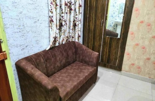 Gonda Apartment | Hotel White Stone Luxury Room with AC 1