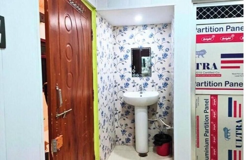 Gonda Apartment | Hotel White Stone Luxury Room with AC 1