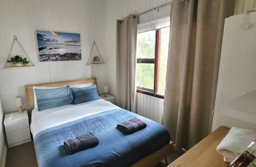 Huskisson Hostel | Husky Hangout by Book Jervis Bay - Close to everything - Pet Friendly