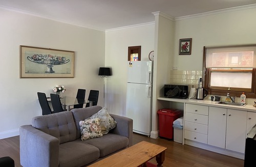 Strathalbyn Cottage | Ideal location to explore historic Strathalbyn, Wineries, good food and scenery