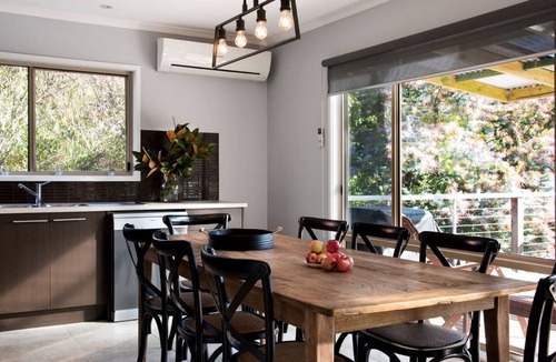 Hepburn House | Impressive Cabin with Hot-tub, Sauna, Fire pit and Pool Table in Hepburn, Victoria