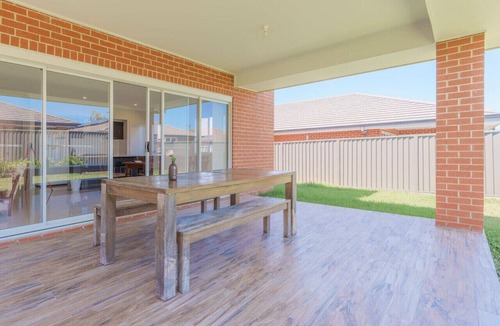 Jordan Springs House | Jordan Springs Close to Park & Supermarket