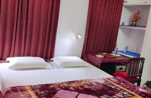 Arpookara Hotel | Kgees Stay Pool Day Out & Boating Ettumanoor Thellakom Couple Friendly