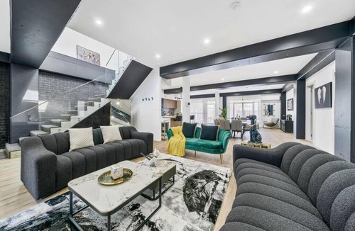 Newtown Apartment | King’s Deluxe in Newtown