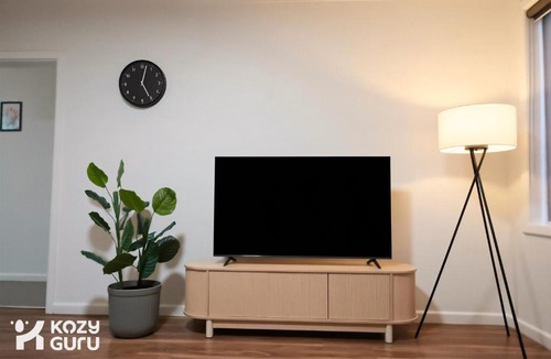 Broadmeadows House | KozyGuru | Broadmeadows | Cozy Home Near Airport