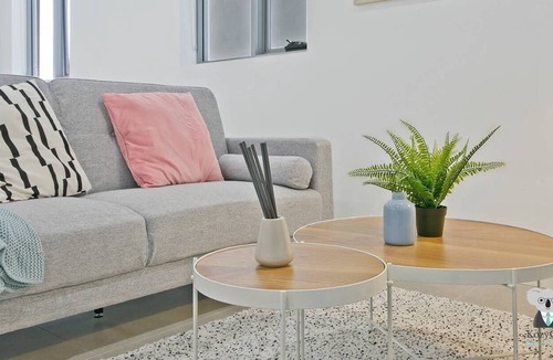 Mascot Apartment | KOZYGURU | Mascot | Spacious Kozy 2 Bed APT + FREE Parking | NMA260-6