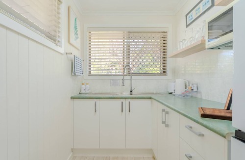 Urangan Apartment | Lake View Studio - Poolside - Hervey Bay