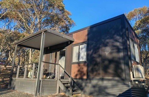 Braemar Bay House | Lakeside Tiny House w/Outdoor Seating, Snowy Mts