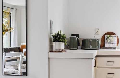 North Perth Apartment | Leafy courtyard Pet friendly Free parking