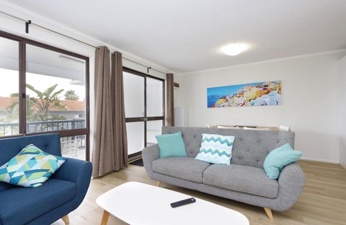 Scarborough Apartment | Light & Bright Apartment, 5 minute walk to the Beach