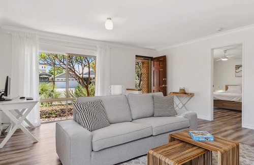 Dawesville House | Light & Bright Pet Friendly Beach Side Haven