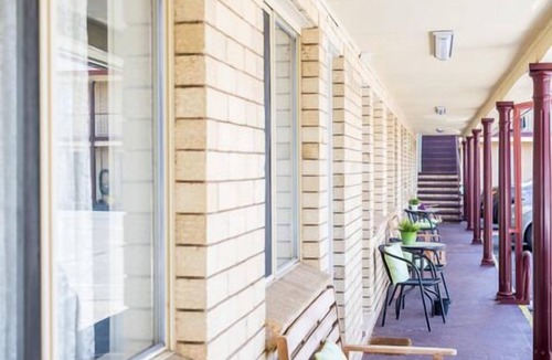 Goulburn Bed & Breakfast | Lilac City Motor Inn Deluxe Queen Room 14