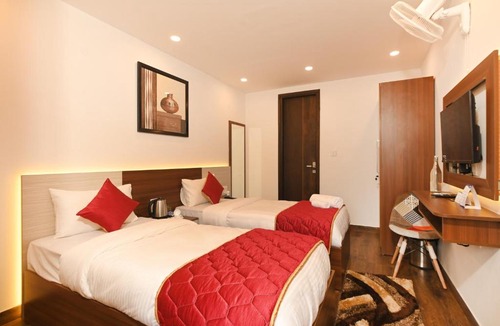 DLF Phase 3 Hotel | Limewood Stay - Cyber City