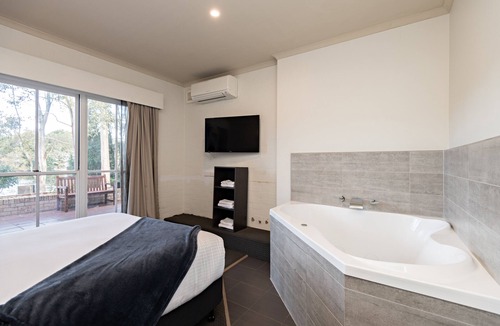 North Batemans Bay Hotel | Lincoln Downs Resort Batemans Bay