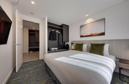 Kingswood Hotel | Littomore Suites Kingswood