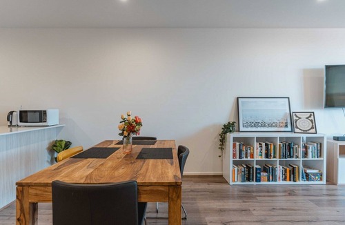 Braddon Apartment | Lonsdale St 1-Bed Unit with Study Area and Parking