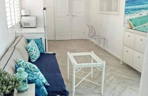 Woollahra Apartment | Lovely 2 Bedroom Apartment with Seascape Art!