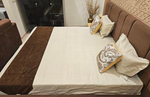 Gomti Nagar Hotel | LUSH STAYS x DLF Mypad