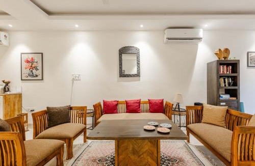 Saket Bed & Breakfast | Luxe 4BHK with Garden - Near Select City Saket
