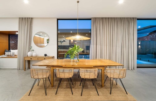 Flinders House | LUXE poolside living, in the heart of Flinders.