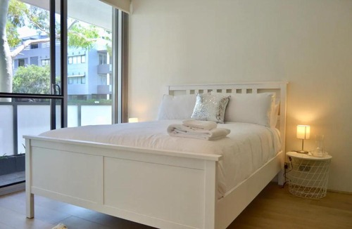 Zetland Apartment | Luxurious 3 Bedroom Apartment with Parking near CBD