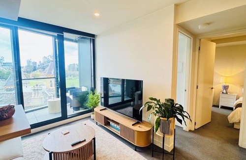 Melbourne Apartment | Luxury 2Bed 2Bath Apartment with Garden View, Gym, Pool, BBQ, Balcony Melbourne