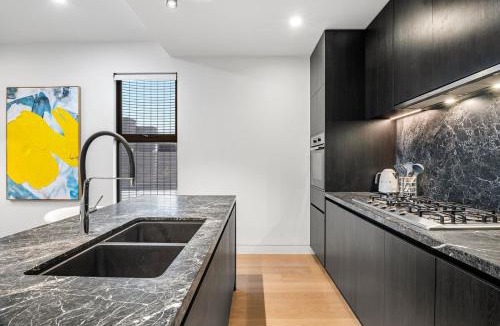 Port Melbourne House | Luxury 3BR w Rooftop Spacious & Modern Sleeps 8