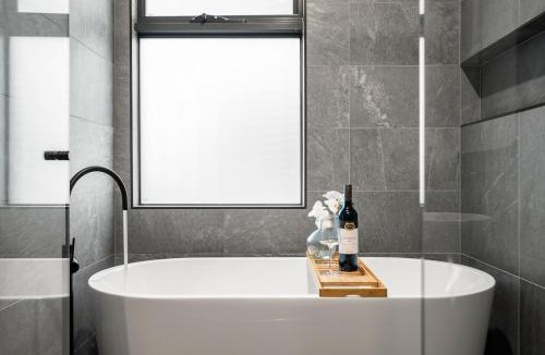 Port Melbourne House | Luxury 3BR w Rooftop Spacious & Modern Sleeps 8