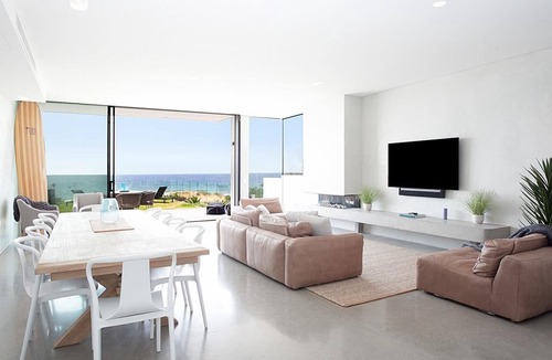 Narrabeen House | Luxury Beach House with direct Beachfront Access and breathtaking views