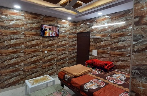 Lajpat Nagar Bed & Breakfast | Luxury Flat in Foreigner Areof Lajpat Nagar With Fully Equipped Kitch