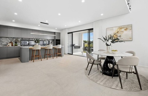 Leppington House | Luxury Home | Tesla Charger | Near Station|Parking